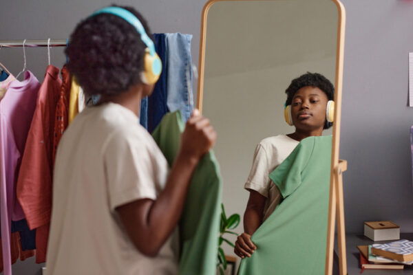 Radio Drives Holiday Hunt for Fashionable Gifts